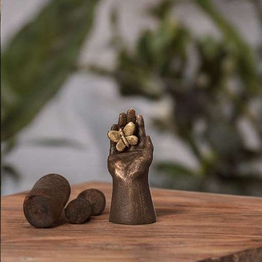 Keramische urn - Handje met Vlinder brons - 0,10 Liter - Afbeelding 2