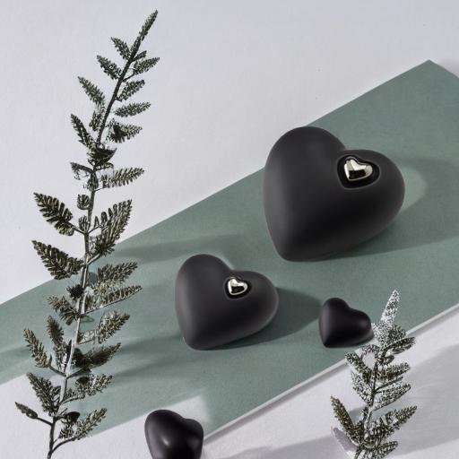 Keramische urn - Mastaba Ceramika hart matzwart met hartje medium - 1,40 Liter - Afbeelding 5