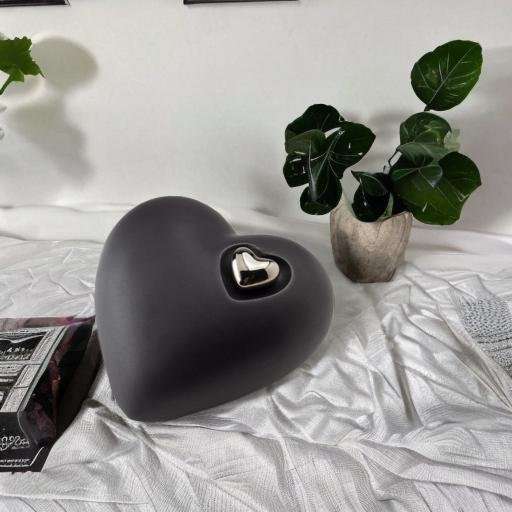 Keramische urn - Mastaba Ceramika hart matzwart met hartje medium - 1,40 Liter - Afbeelding 3