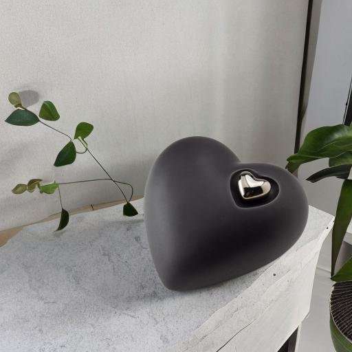 Keramische urn - Mastaba Ceramika hart matzwart met hartje medium - 1,40 Liter - Afbeelding 2