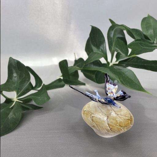 Glazen urn - Kei met vlinder blauw - 0,15 Liter - Afbeelding 2