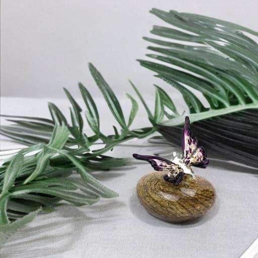 Glazen urn - Kei met vlinder paars - 0,15 Liter - Afbeelding 2