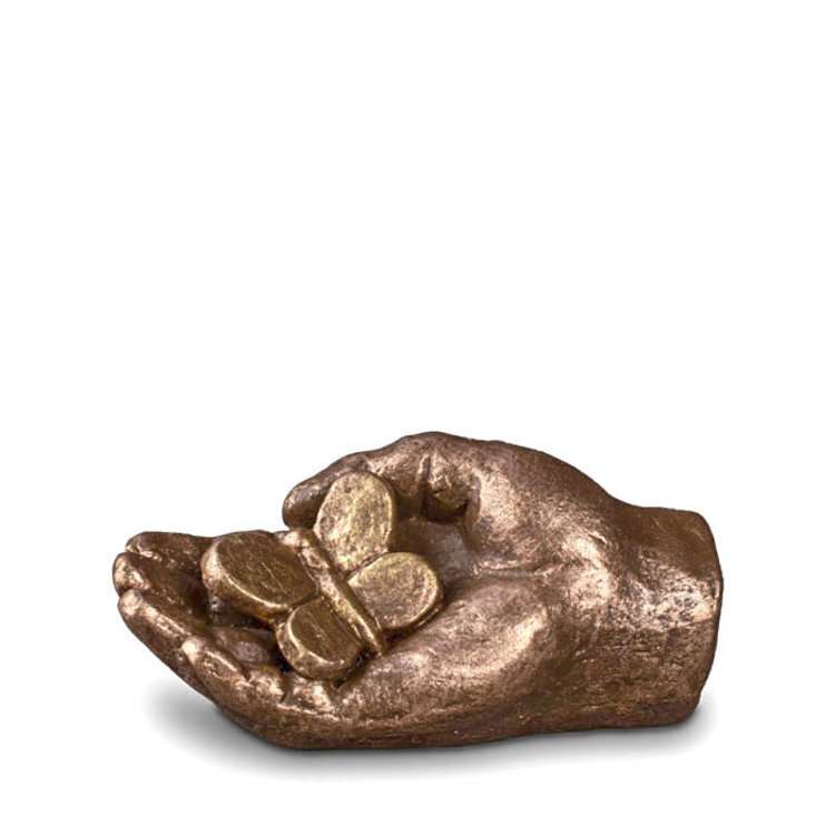 vlinderurn-urn-handen-bronzenurn